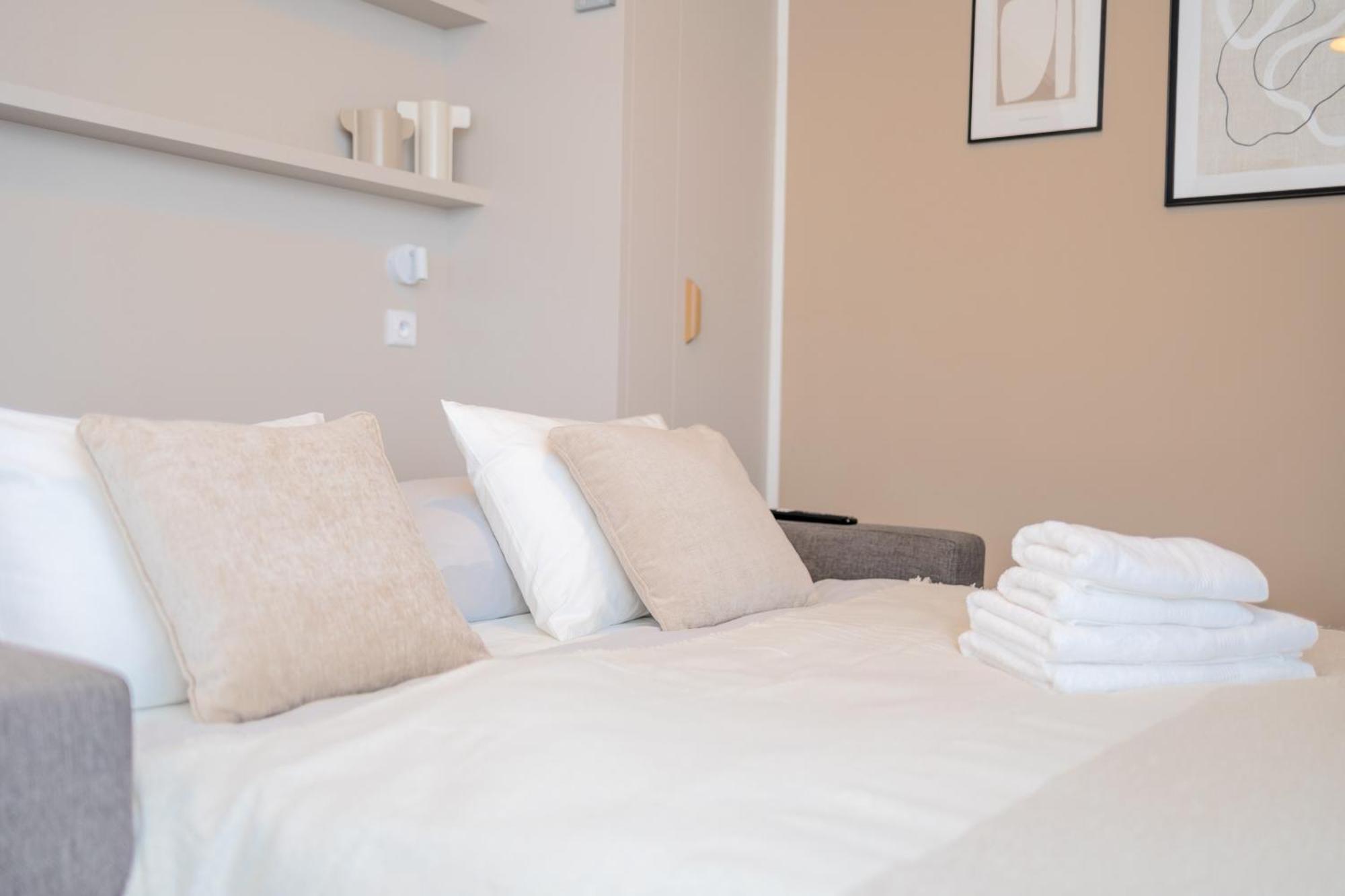 Ferienwohnung Bright 2Br - 4Th Floor, Balcony, Free Parking By Gravity Prag Exterior foto